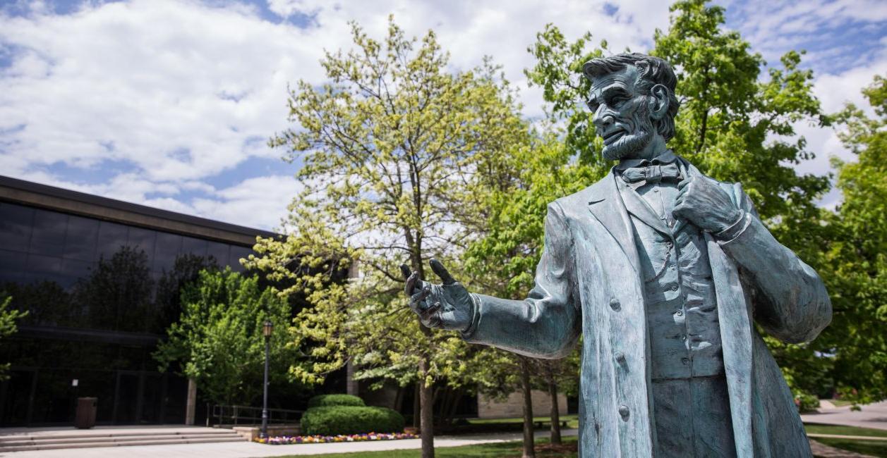 bv伟德ios下载学院的亚伯拉罕·林肯雕像?s campus.